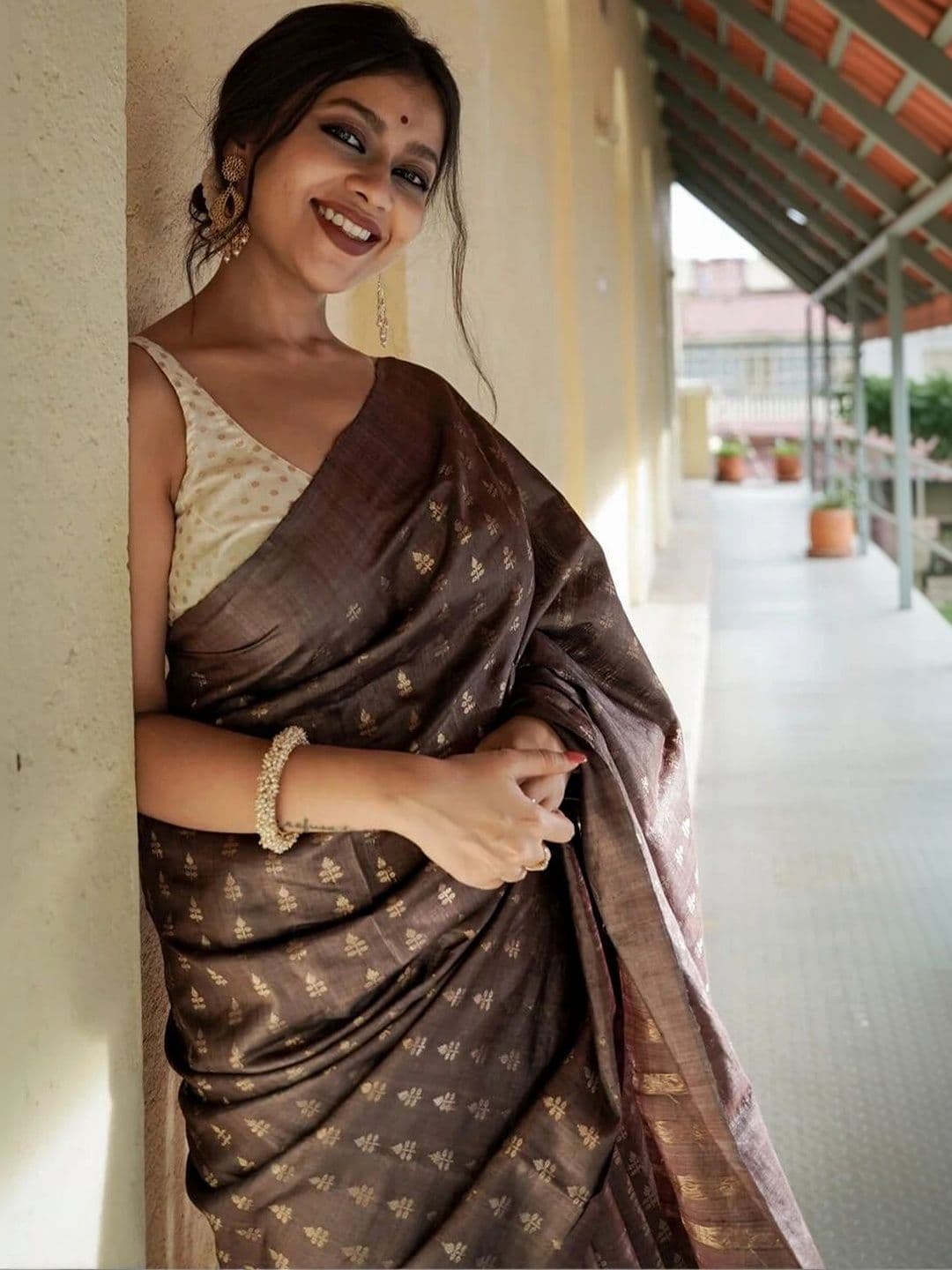 HERE&NOW Woven Design Zari Silk Blend Banarasi Saree thumbnail 2
