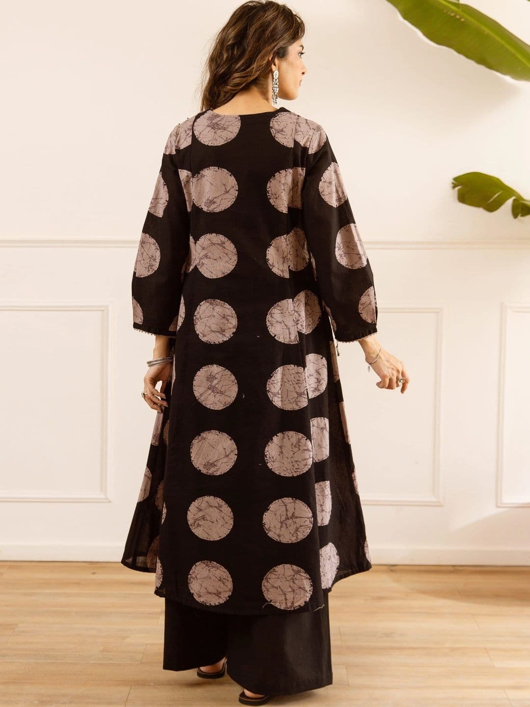 Nehamta Women Printed Regular Kurta with Palazzos thumbnail 6
