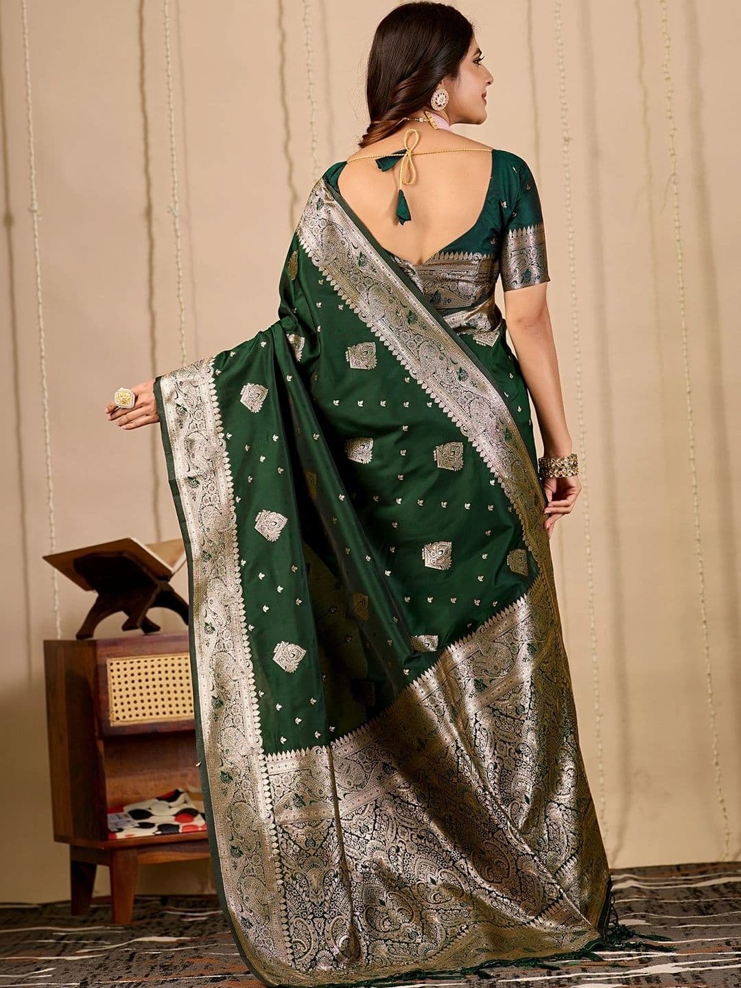 FABRINO Woven Design Zari Banarasi Saree thumbnail 4