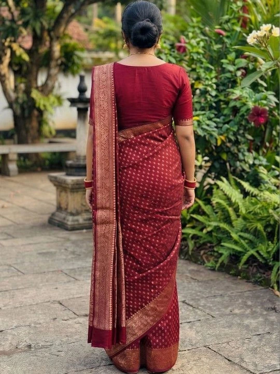 Milvia Woven Design Zari Silk Blend Designer Kanjeevaram Saree thumbnail 2