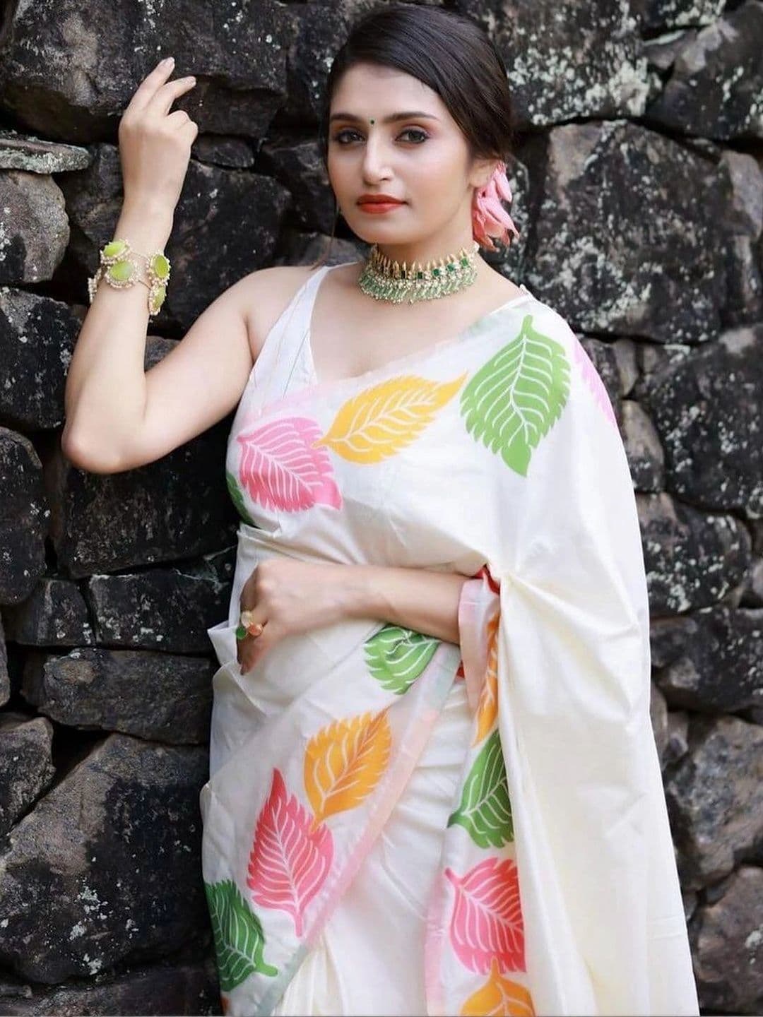 HERE&NOW Woven Design Zari Silk Blend Banarasi Saree thumbnail 2
