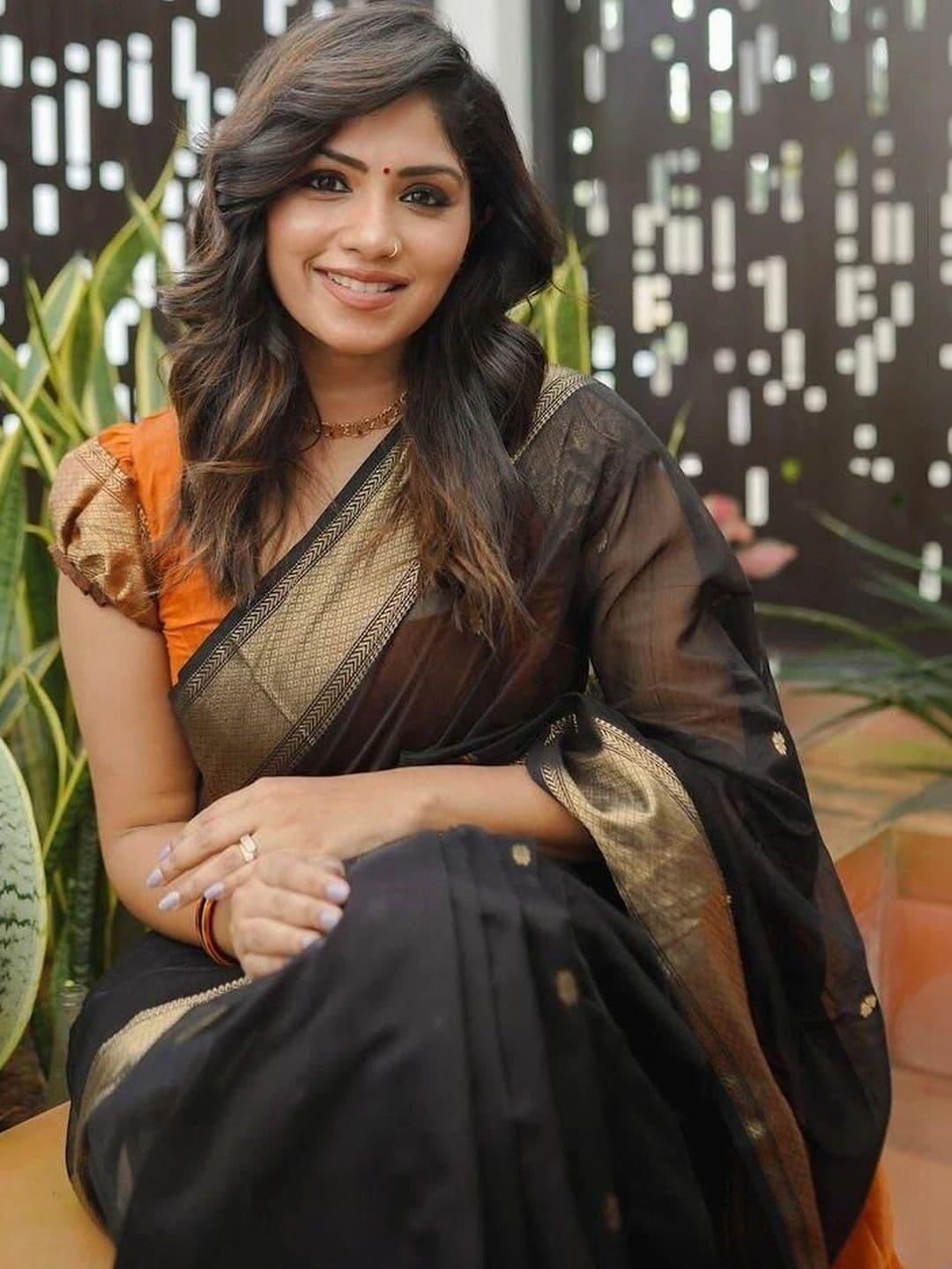 HERE&NOW  Women Zari Silk Blend Banarasi Saree thumbnail 5