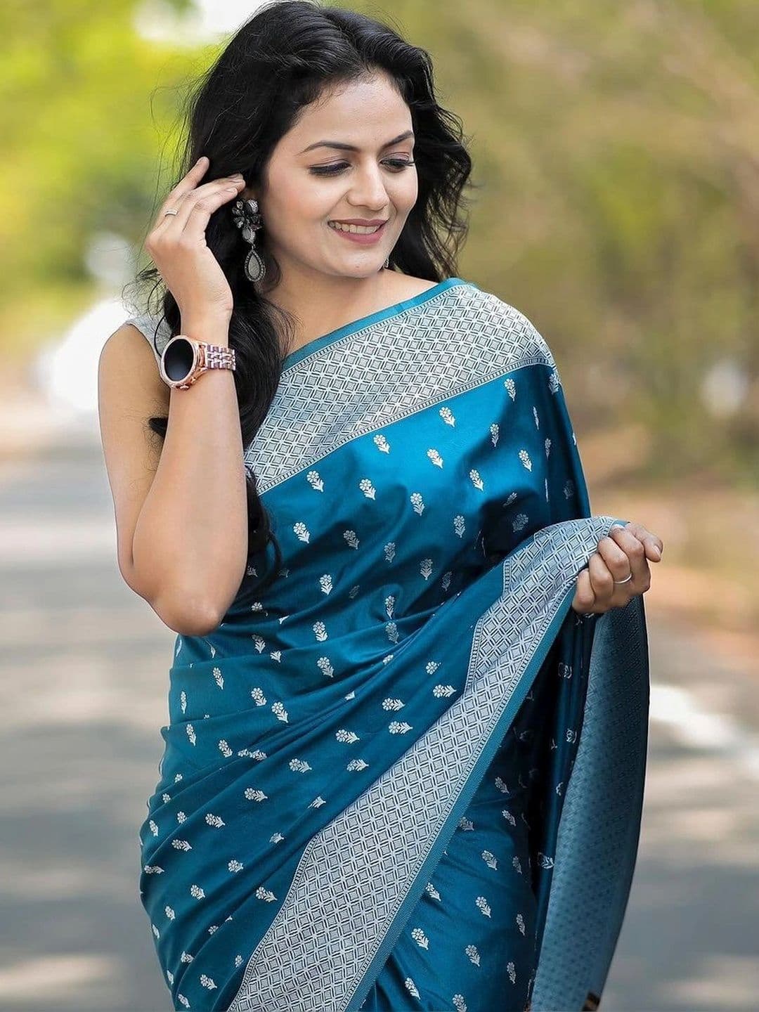 HERE&NOW Woven Design Zari Banarasi Saree thumbnail 3
