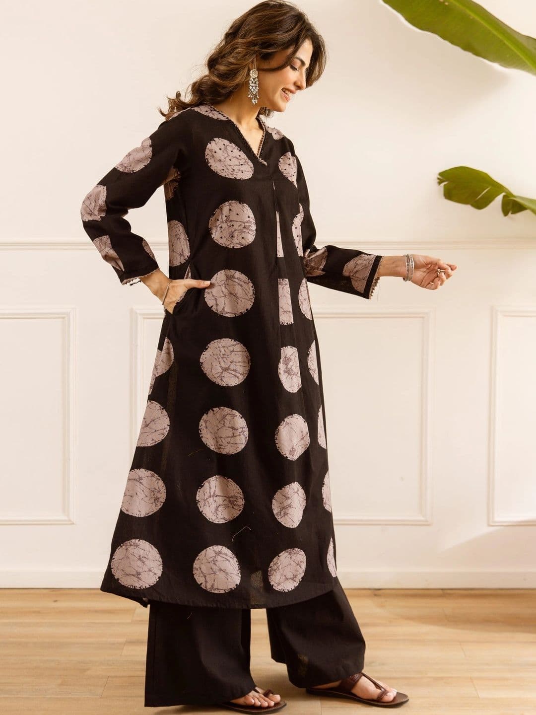 Nehamta Women Printed Regular Kurta with Palazzos thumbnail 5