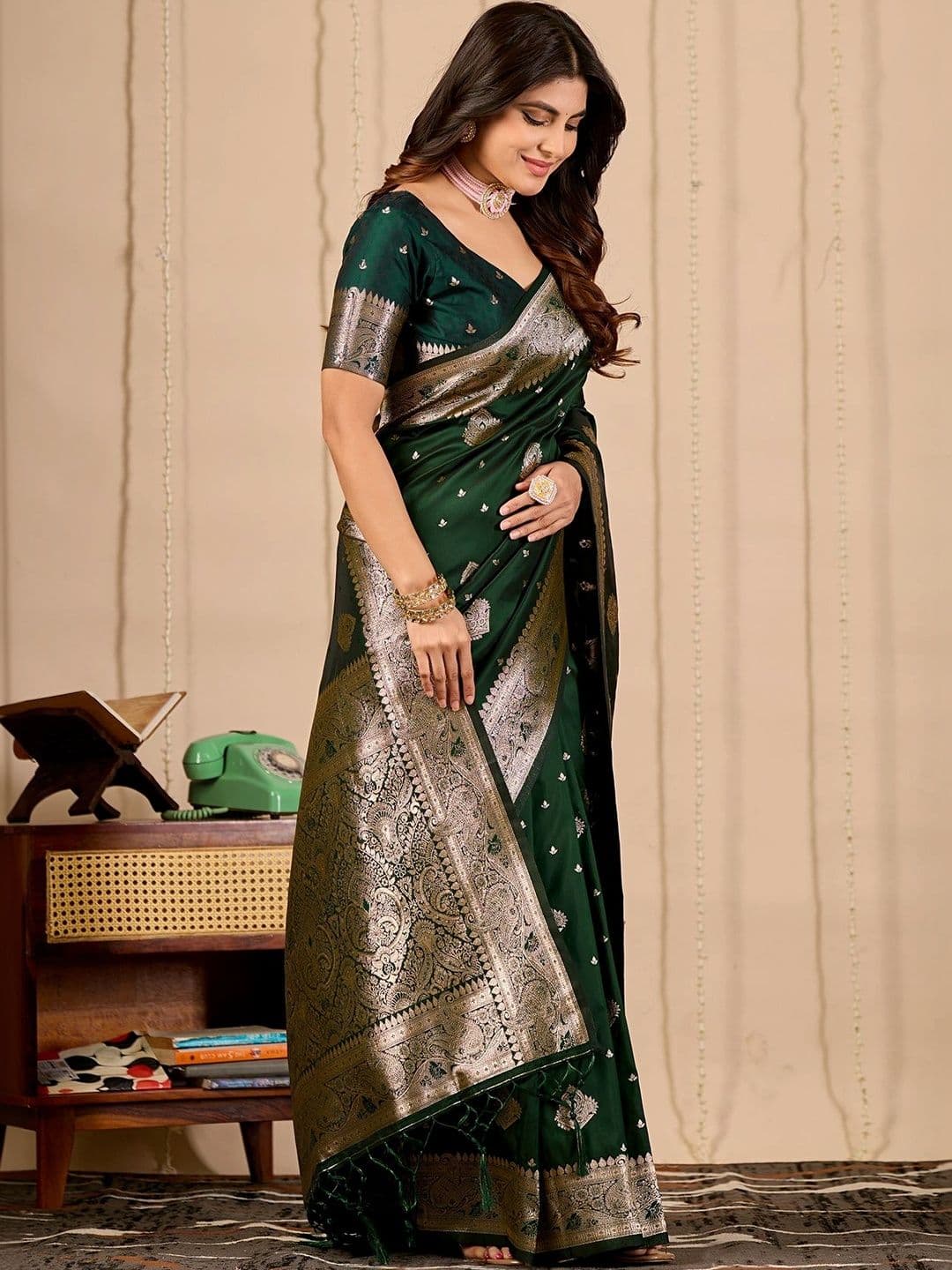 FABRINO Woven Design Zari Banarasi Saree thumbnail 5
