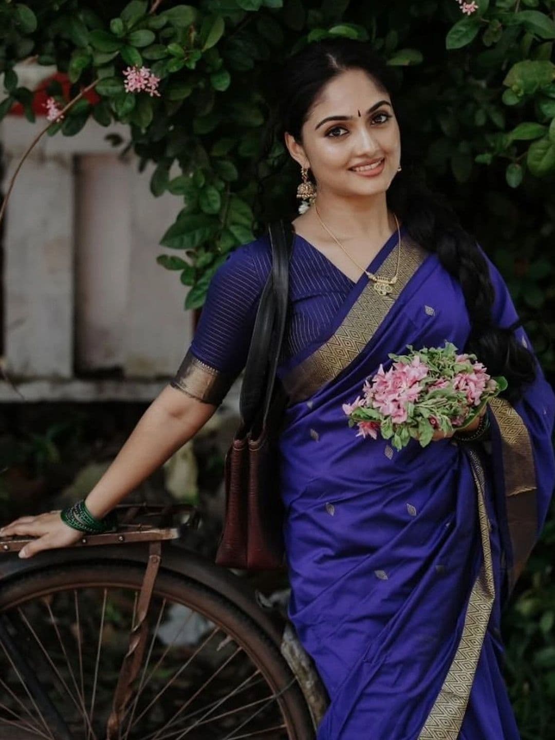 HERE&NOW Women Woven Design Zari Banarasi Saree thumbnail 7
