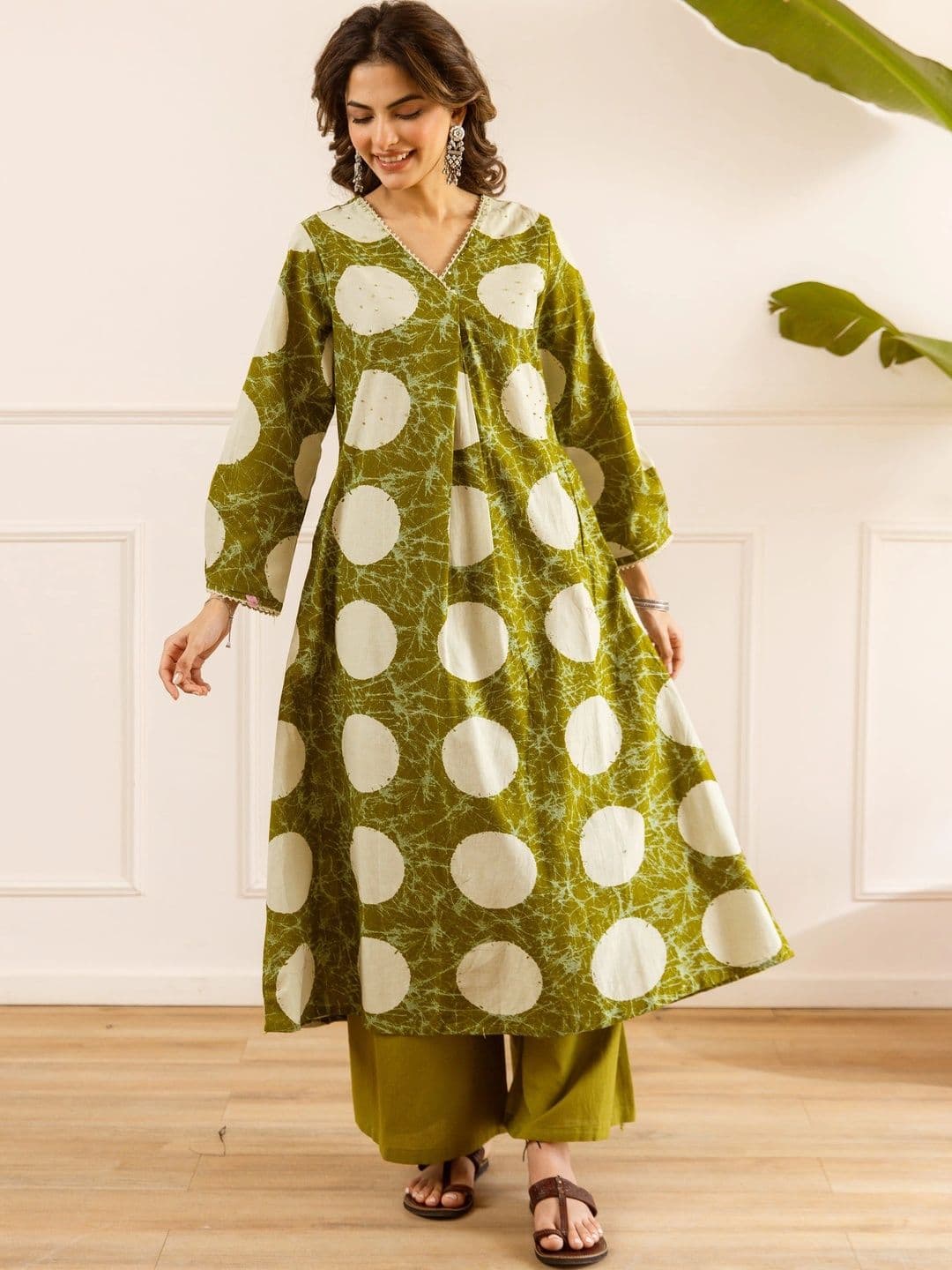 Nehamta Women Printed Regular Kurta with Palazzos thumbnail 3
