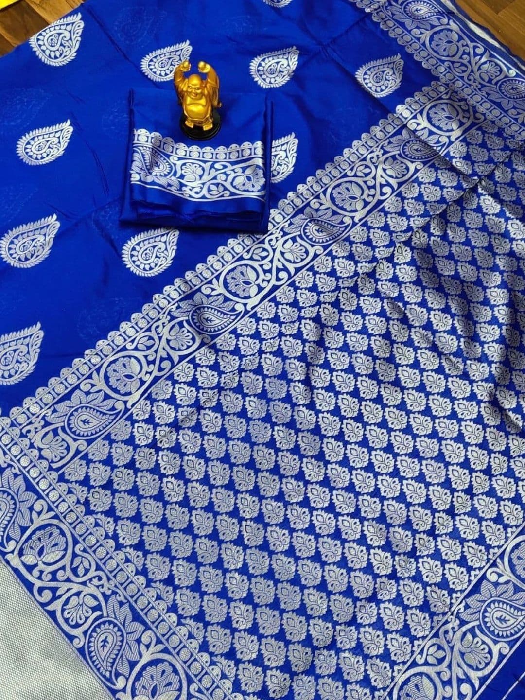 Milvia Ethnic Motifs Zari Silk Blend Designer Kanjeevaram Saree thumbnail 3