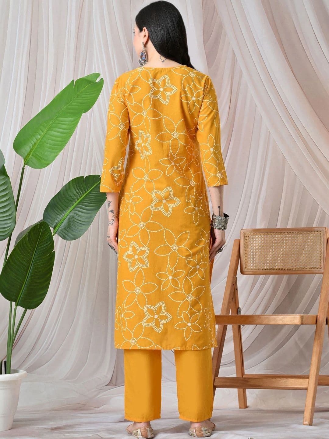BKApparels Women Floral Printed Regular Pure Cotton Kurta with Trousers thumbnail 2