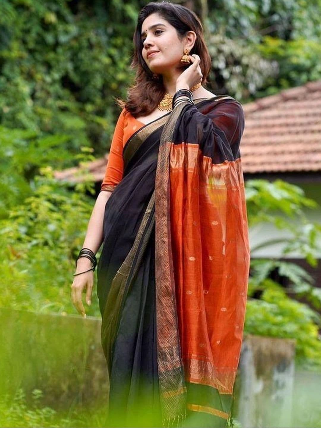 HERE&NOW  Women Zari Silk Blend Banarasi Saree thumbnail 4
