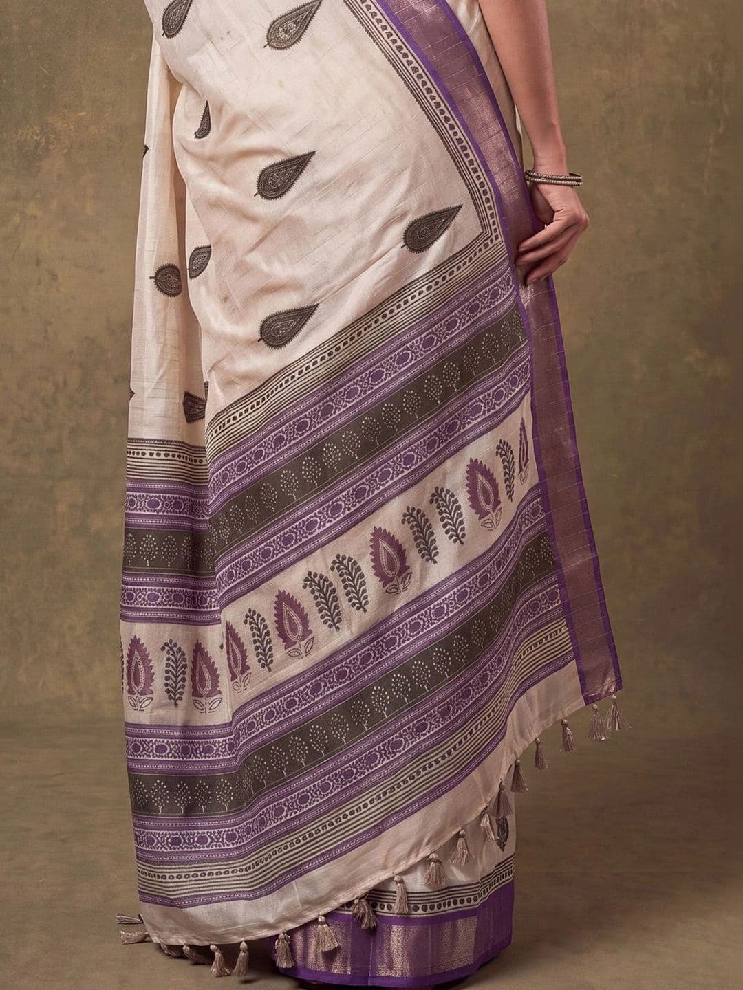 Anouk Ethnic Motifs Silk Cotton Designer Tussar Saree thumbnail 4