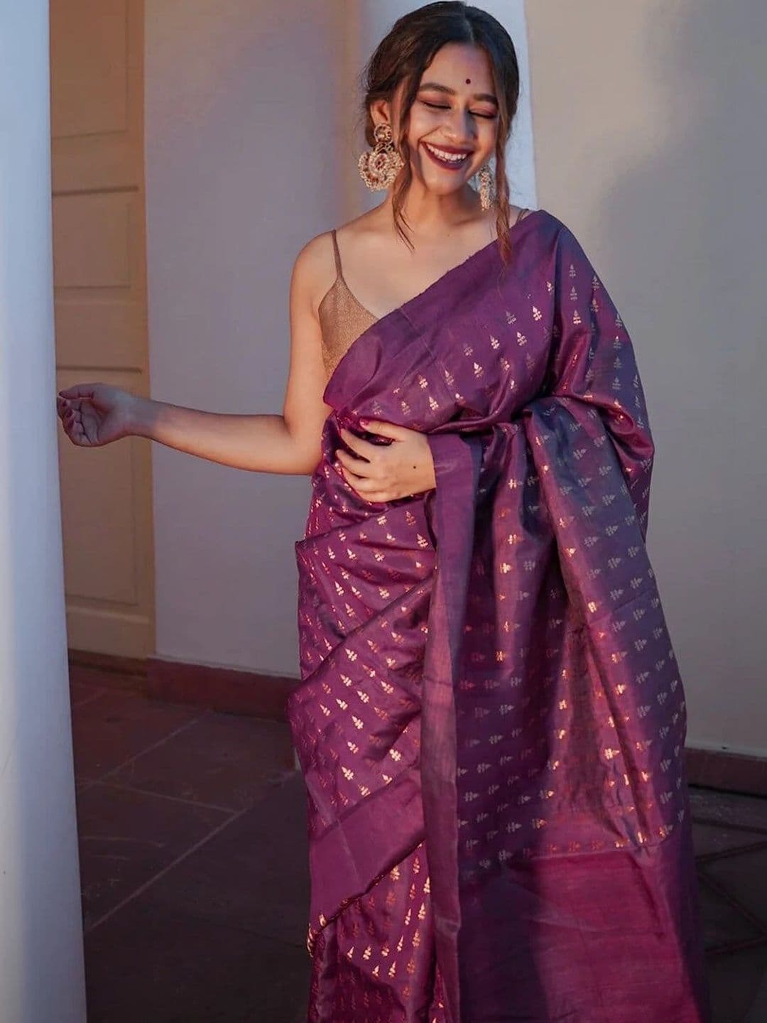 HERE&NOW Woven Design Zari Silk Blend Banarasi Saree thumbnail 5