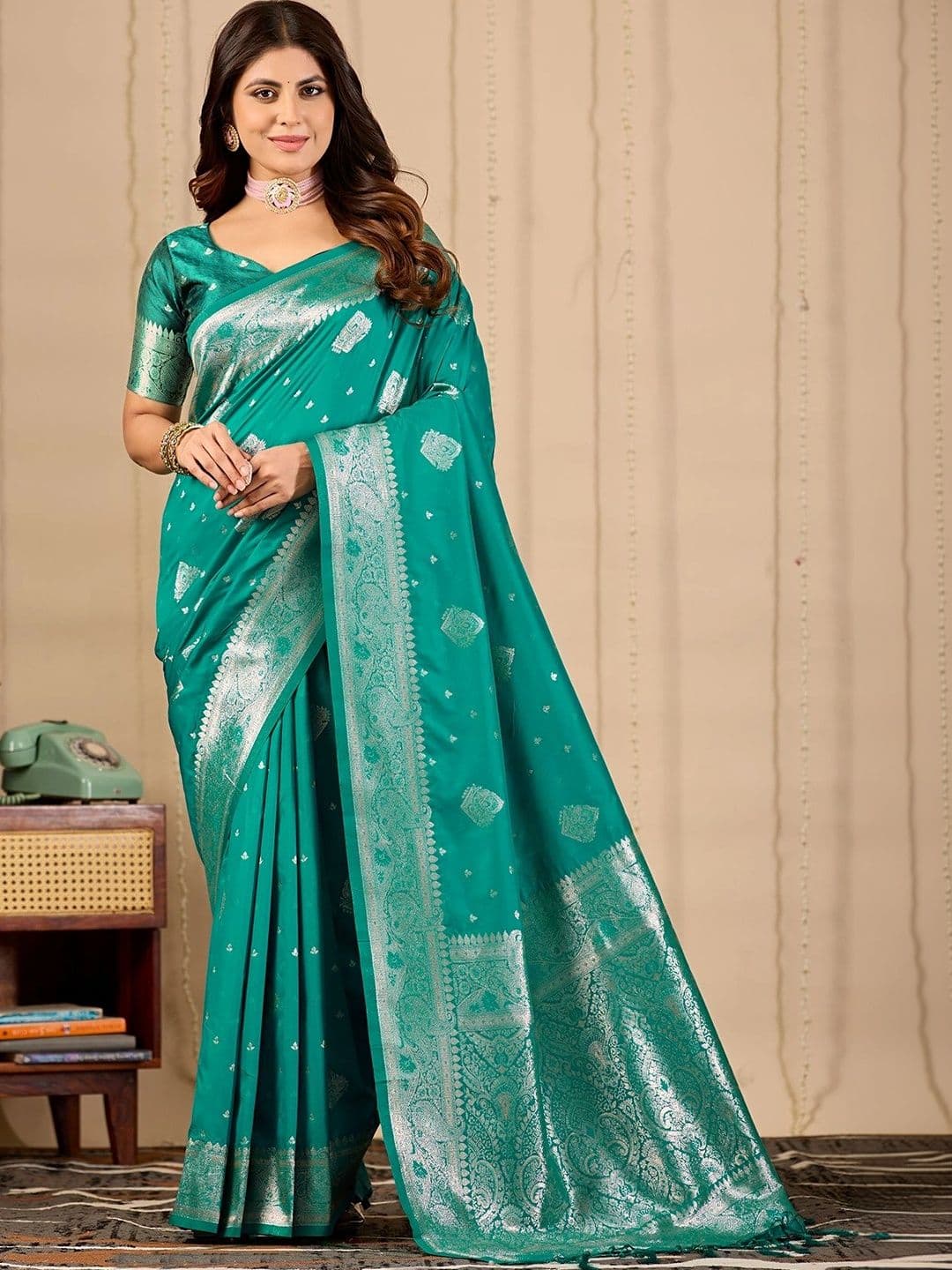 FABRINO Woven Design Zari Banarasi Saree thumbnail 3