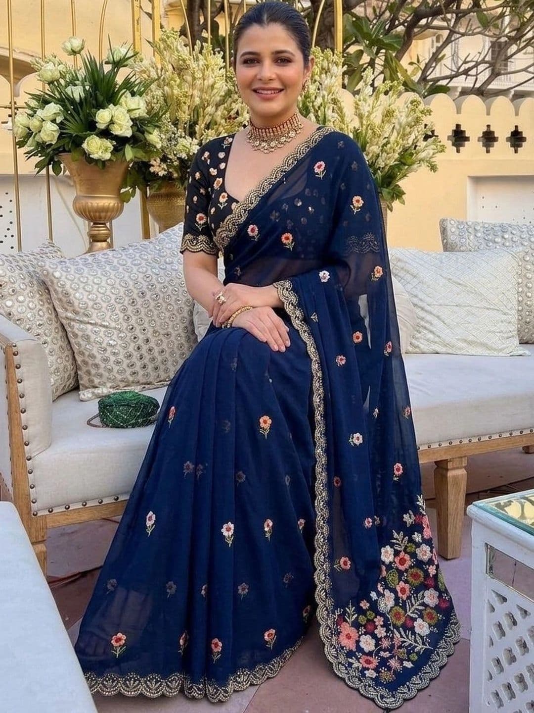 Kalista Women Floral Embroidered Pure Georgette Saree thumbnail 3