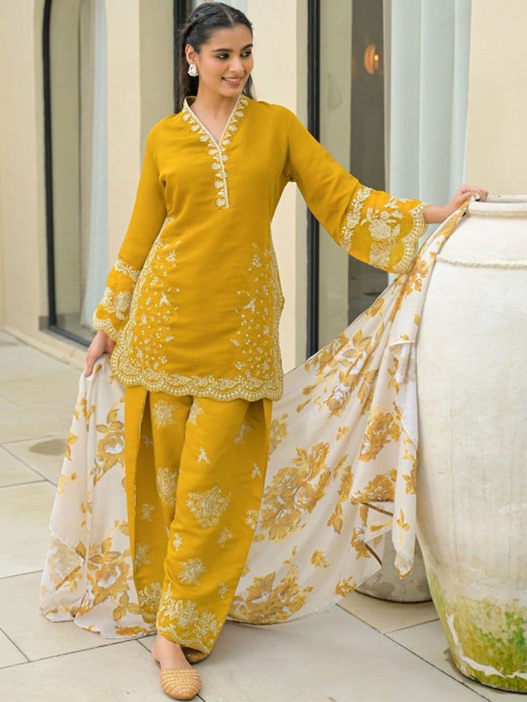 Wtune Women Ethnic Motifs Embroidered Regular Thread Work Kurta with Patiala & Dupatta thumbnail 2