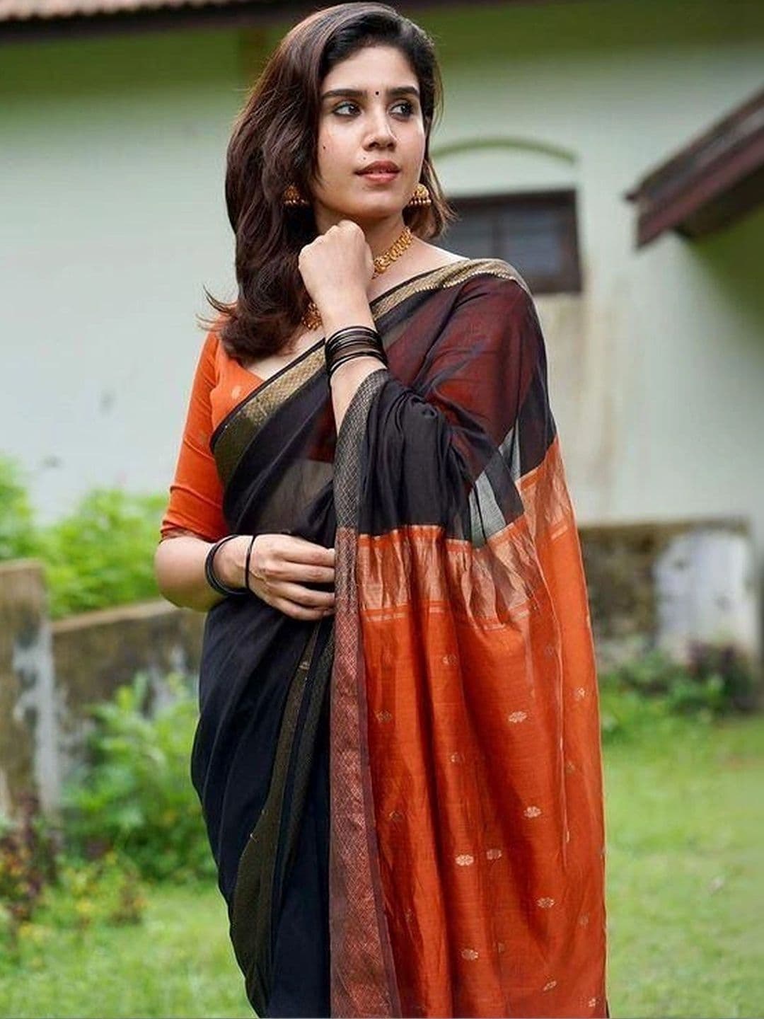 HERE&NOW  Women Zari Silk Blend Banarasi Saree thumbnail 2