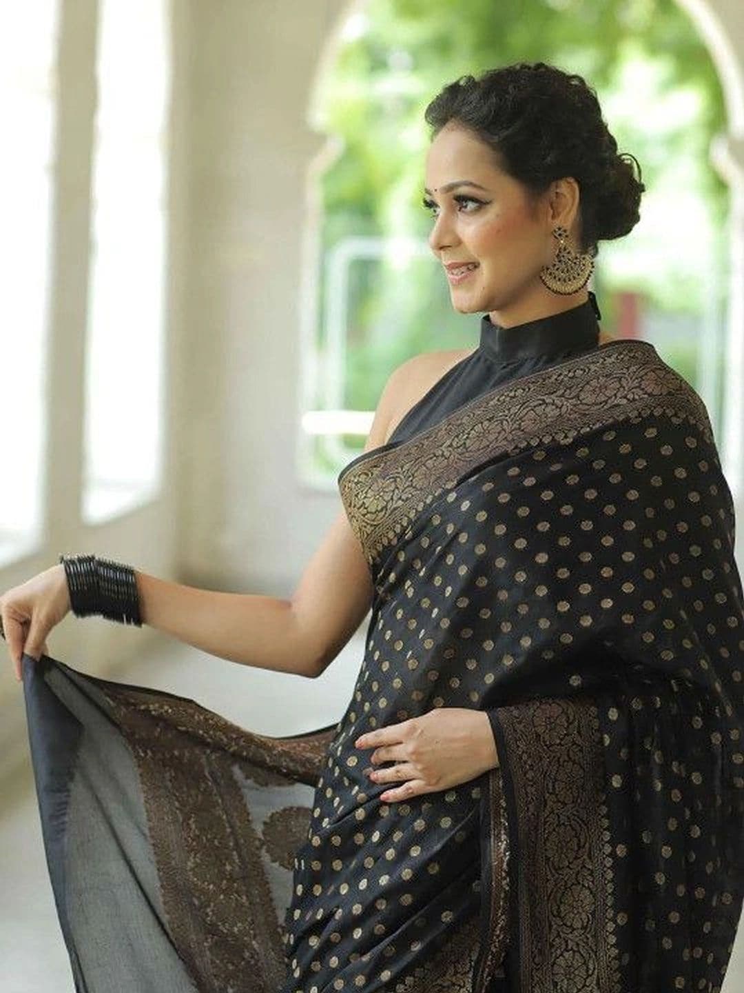 Milvia Woven Design Zari Silk Blend Designer Banarasi Saree thumbnail 4