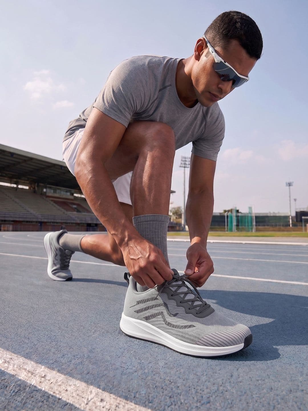 OFF LIMITS Men Grey Textured Mesh Non-Marking Running Sports Shoes thumbnail 3