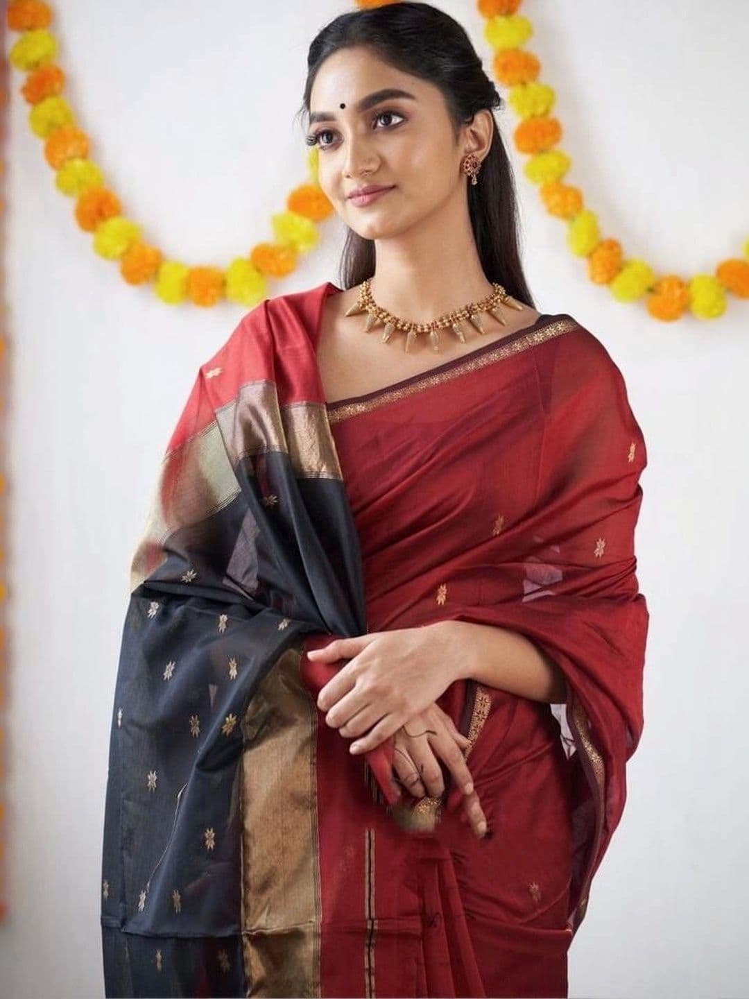HERE&NOW Woven Design Zari Silk Blend Banarasi Saree thumbnail 6