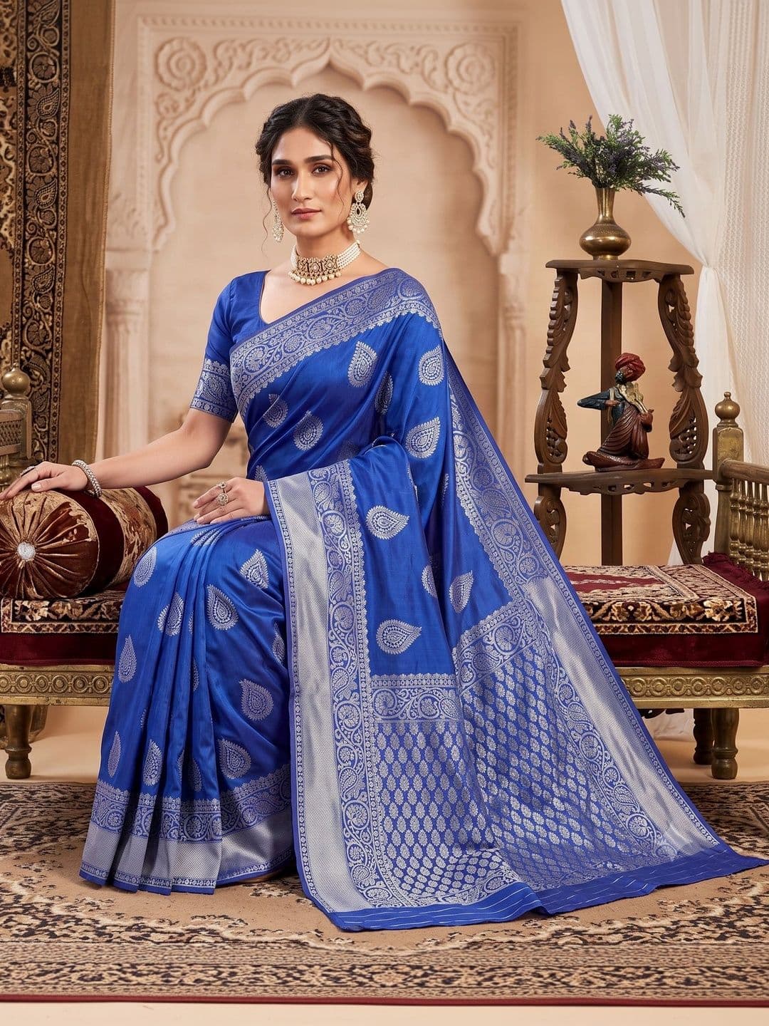 Milvia Ethnic Motifs Zari Silk Blend Designer Kanjeevaram Saree thumbnail 5