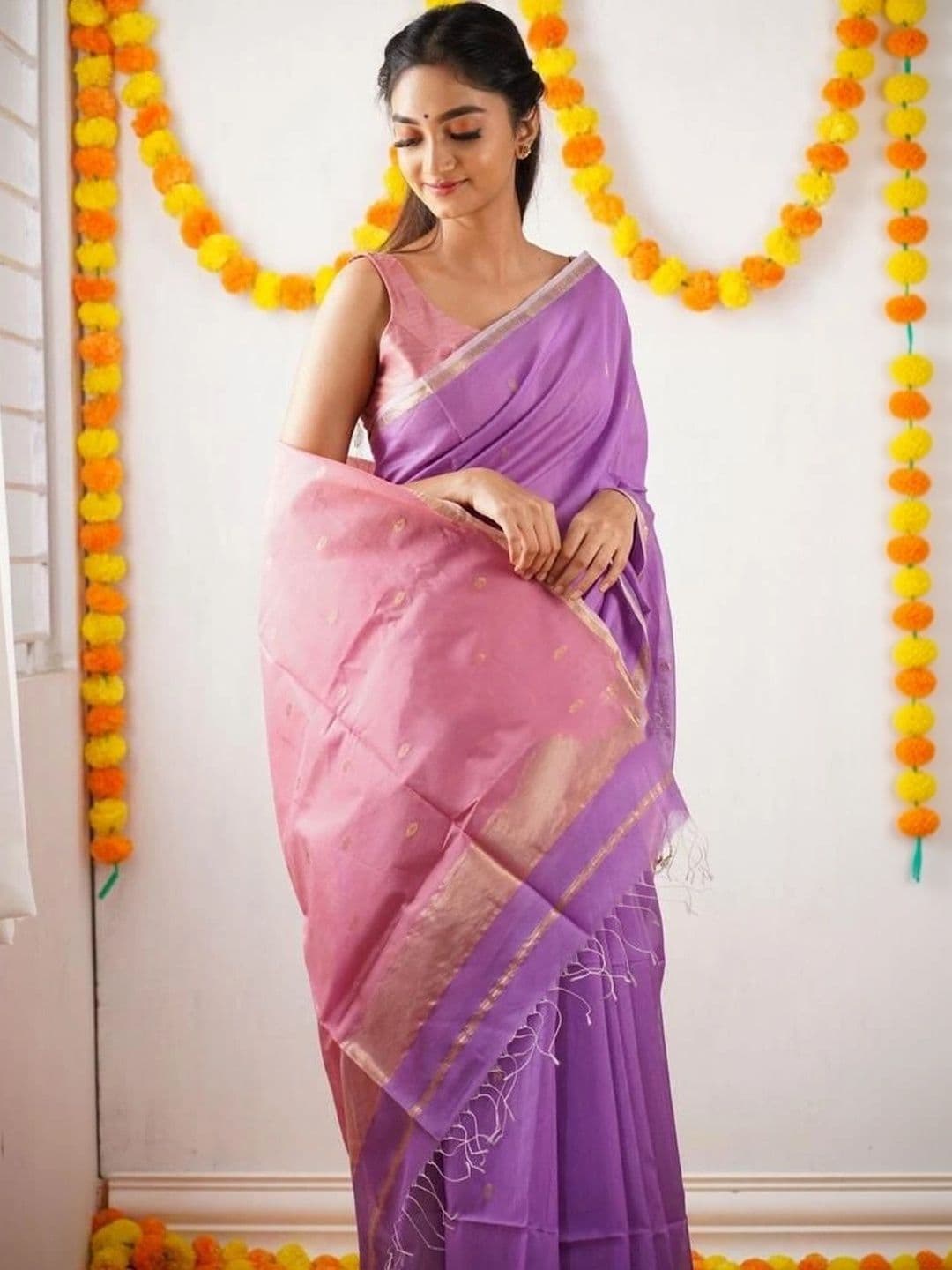 HERE&NOW Woven Design Zari Silk Blend Banarasi Saree thumbnail 2