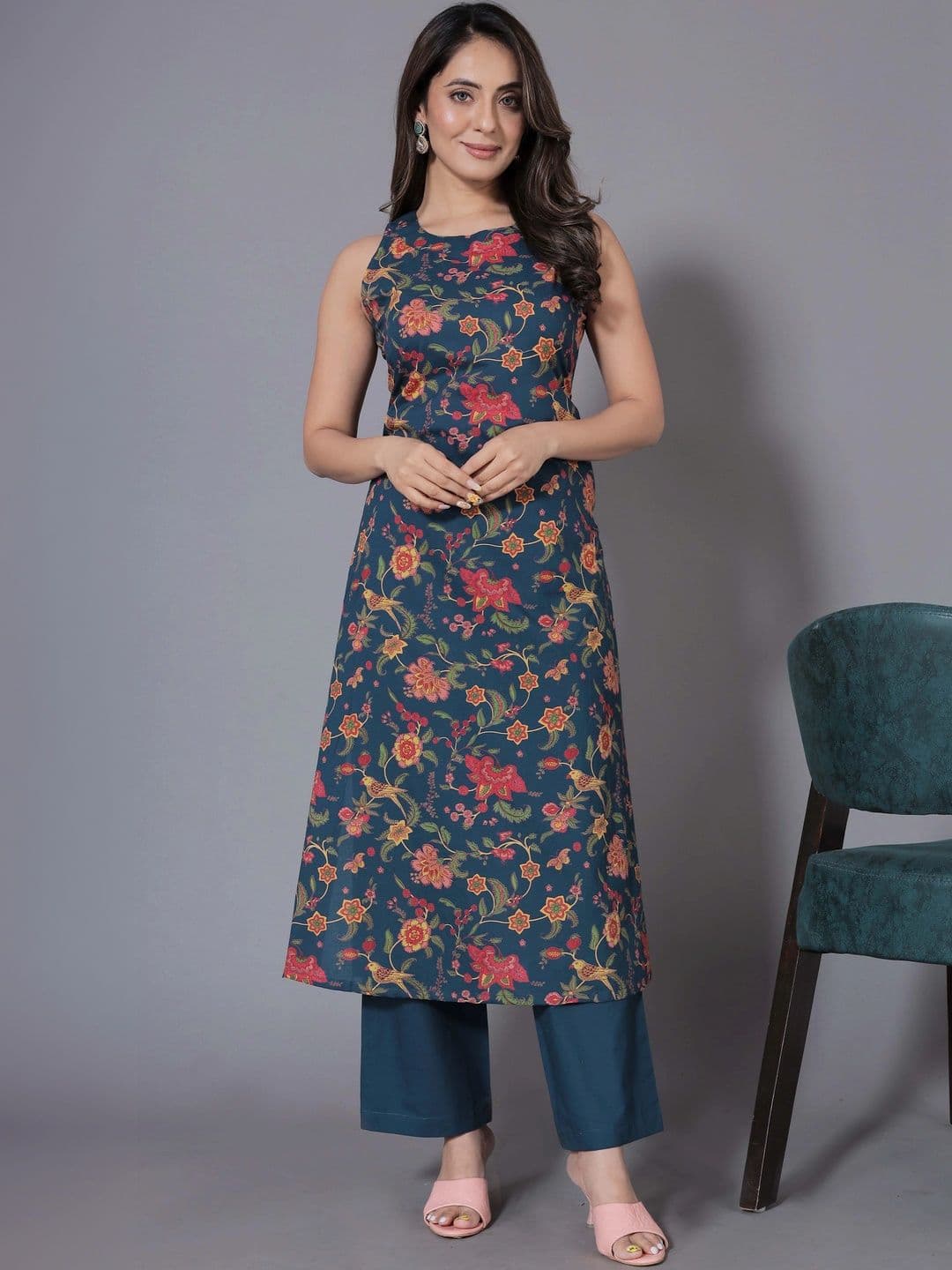Charan Kanya Women Floral Printed Regular Kurta with Palazzos thumbnail 2