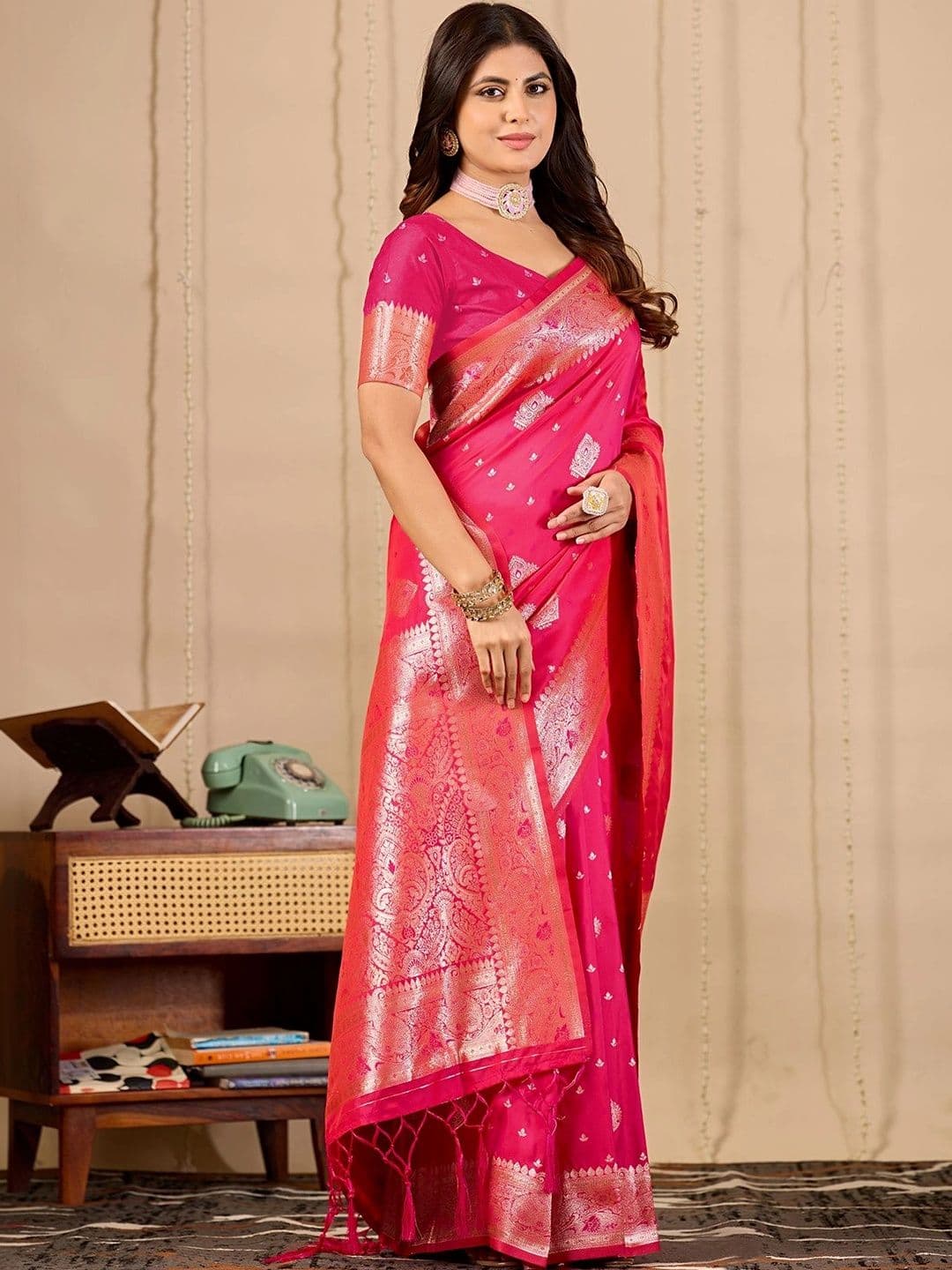 FABRINO Woven Design Zari Banarasi Saree thumbnail 4