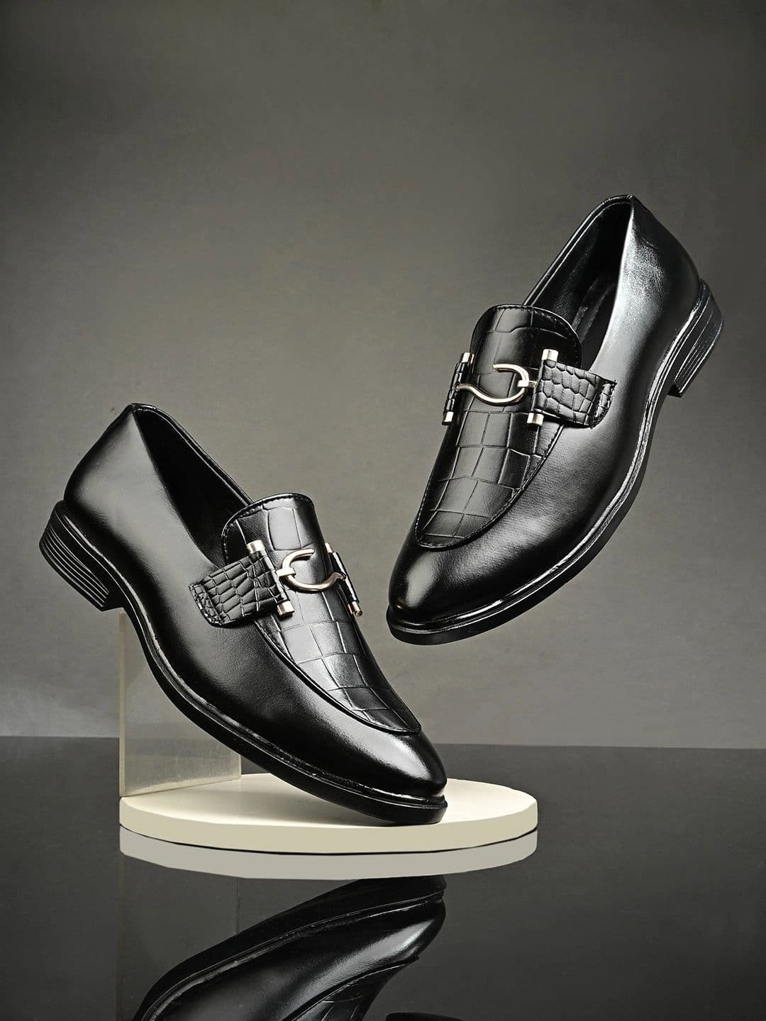 INVICTUS Men Textured Round Toe Slip-On Loafers Shoes - view 1