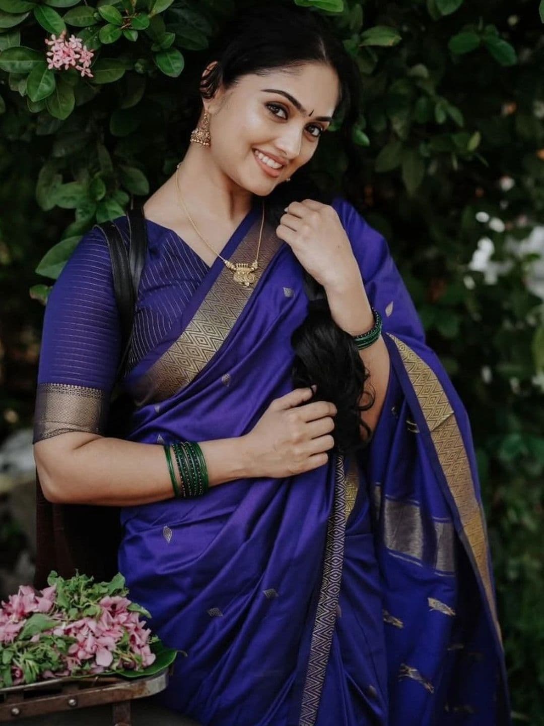 HERE&NOW Women Woven Design Zari Banarasi Saree thumbnail 2