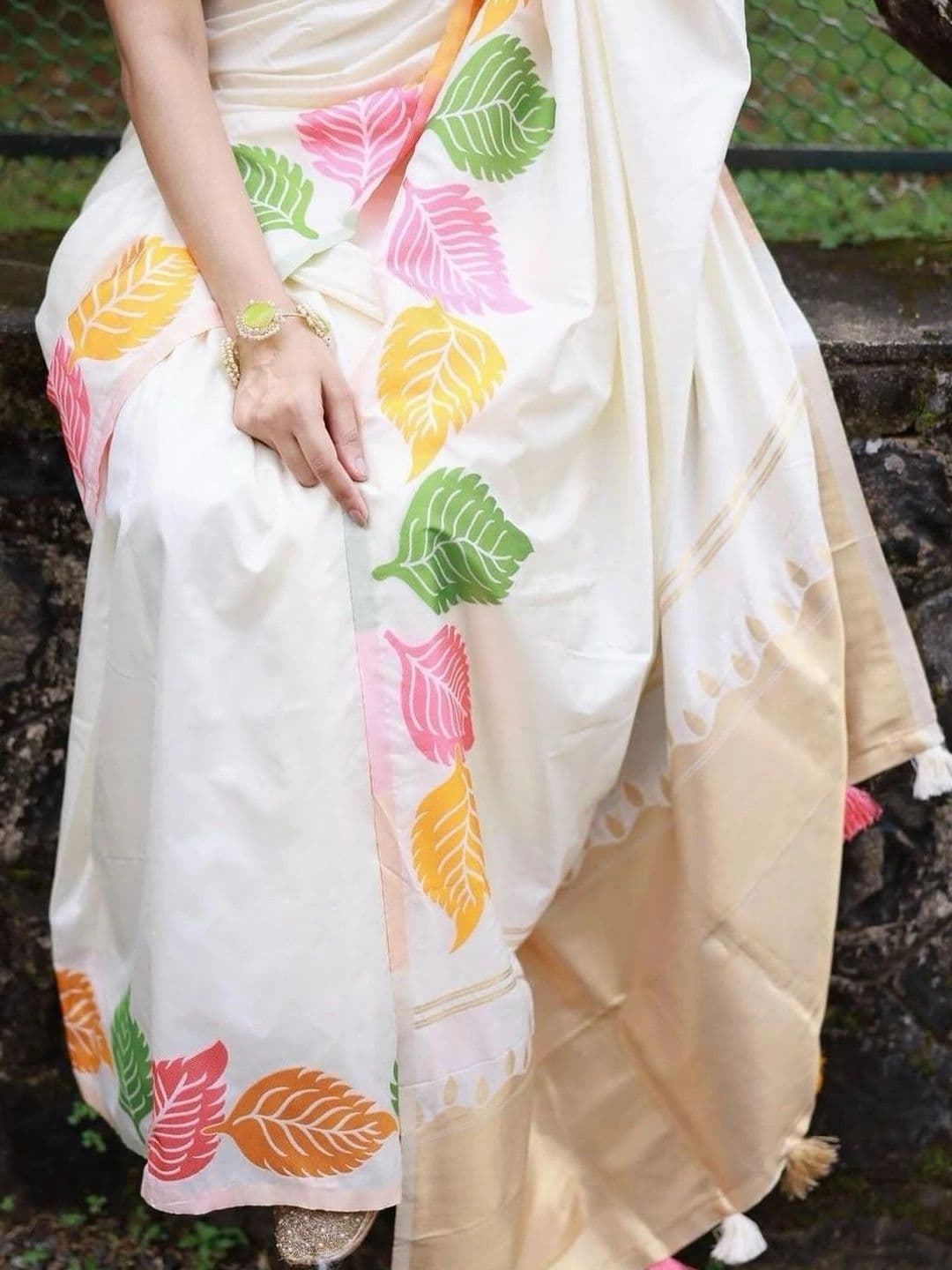 HERE&NOW Woven Design Zari Silk Blend Banarasi Saree thumbnail 5