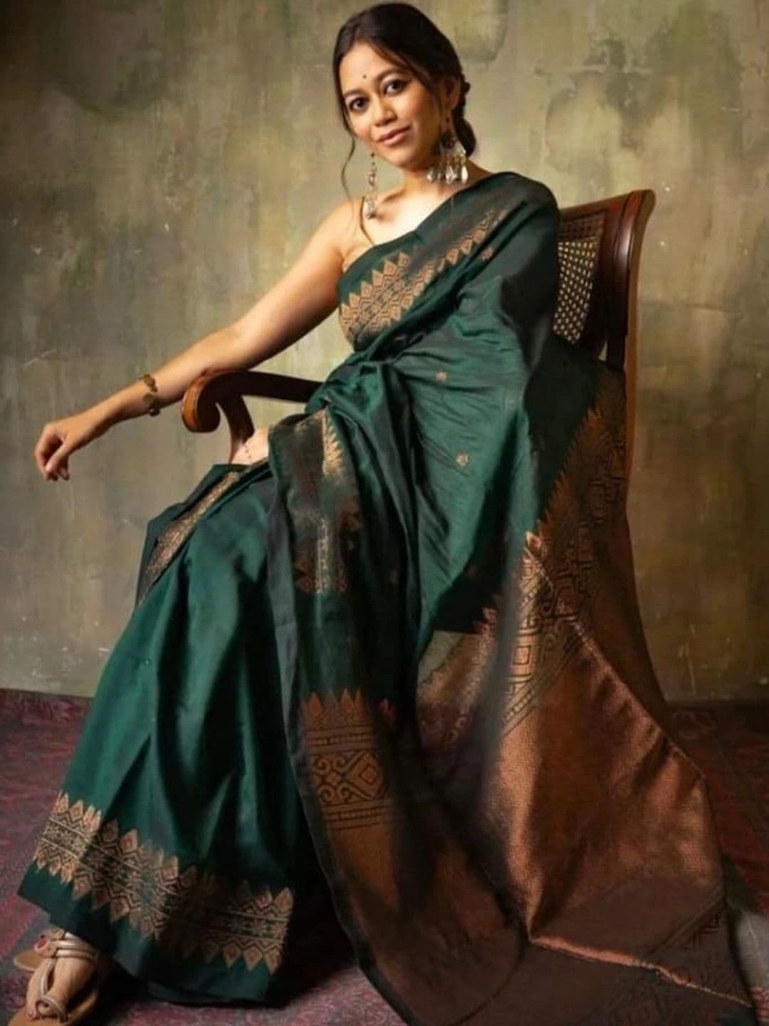 Milvia Ethnic Motifs Zari Silk Blend Designer Banarasi Saree thumbnail 3