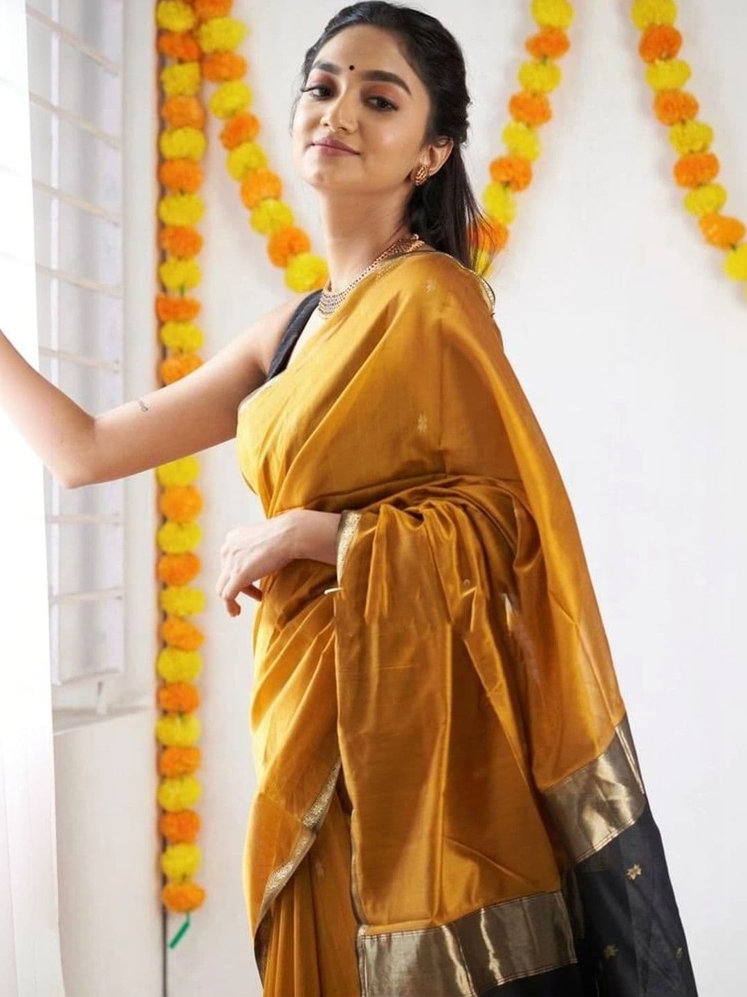 HERE&NOW Floral Zari Silk Blend Banarasi Saree thumbnail 3