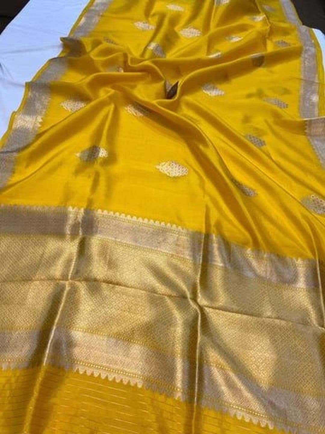 Milvia Ethnic Motifs Zari Silk Blend Designer Kanjeevaram Saree thumbnail 4