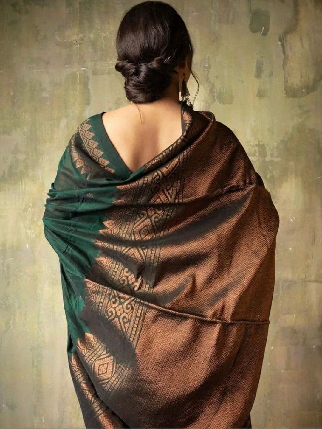 Milvia Ethnic Motifs Zari Silk Blend Designer Banarasi Saree thumbnail 4