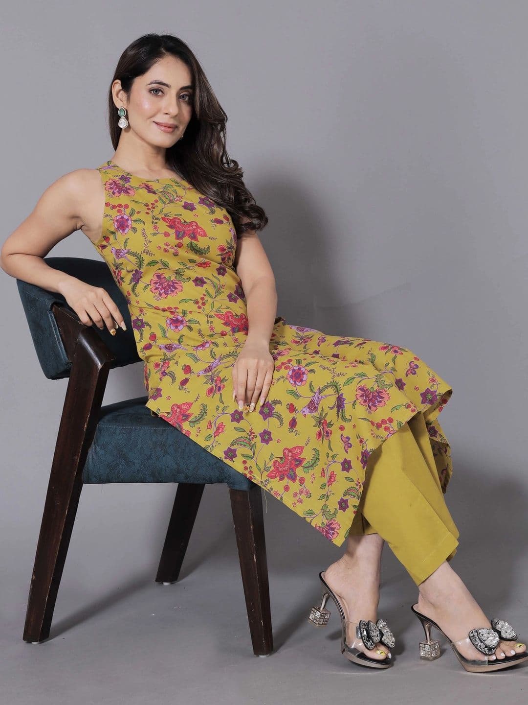 Charan Kanya Women Floral Printed Regular Kurta with Trousers thumbnail 2