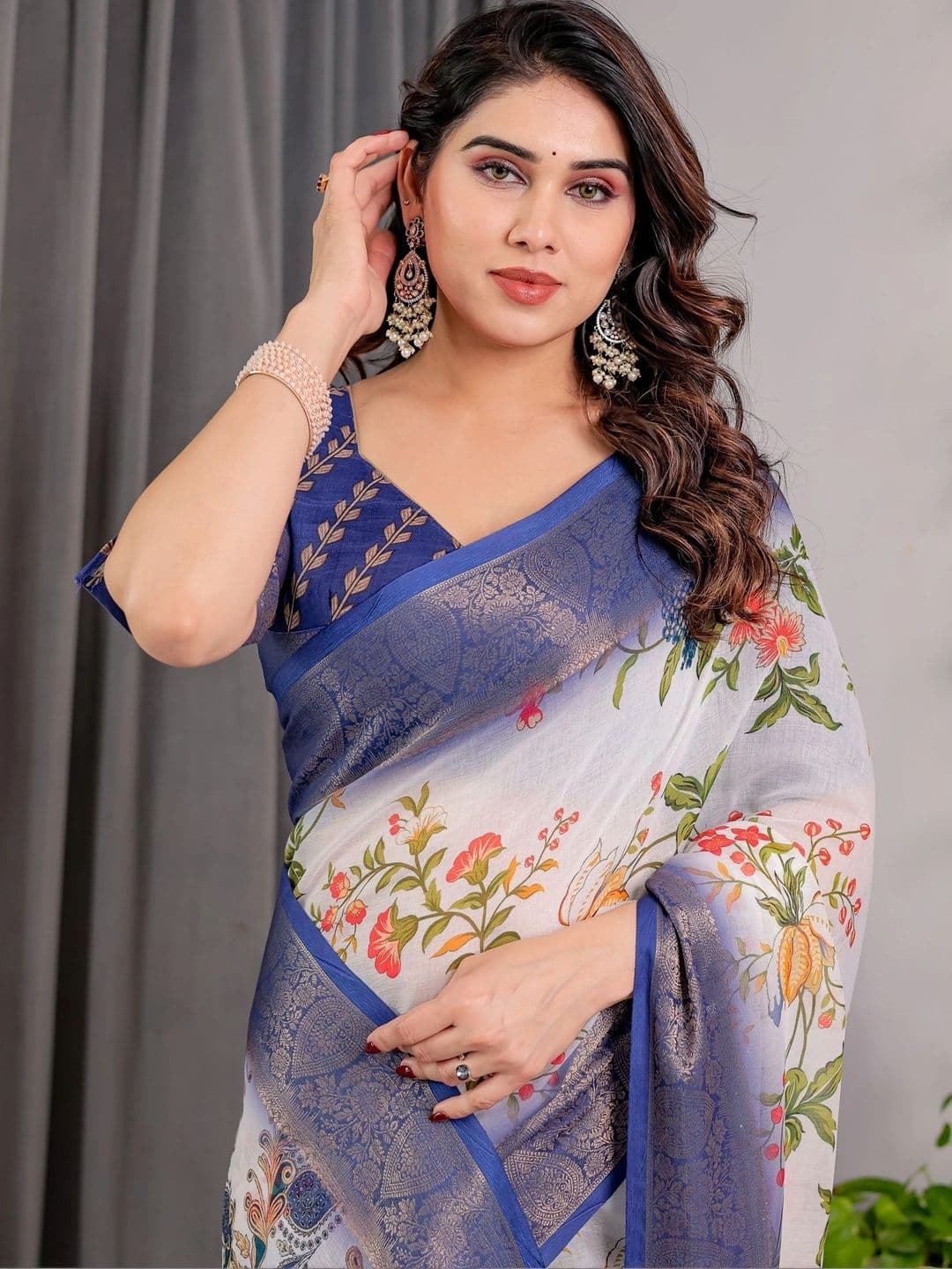VS MALL Floral Zari Linen Blend Saree thumbnail 4