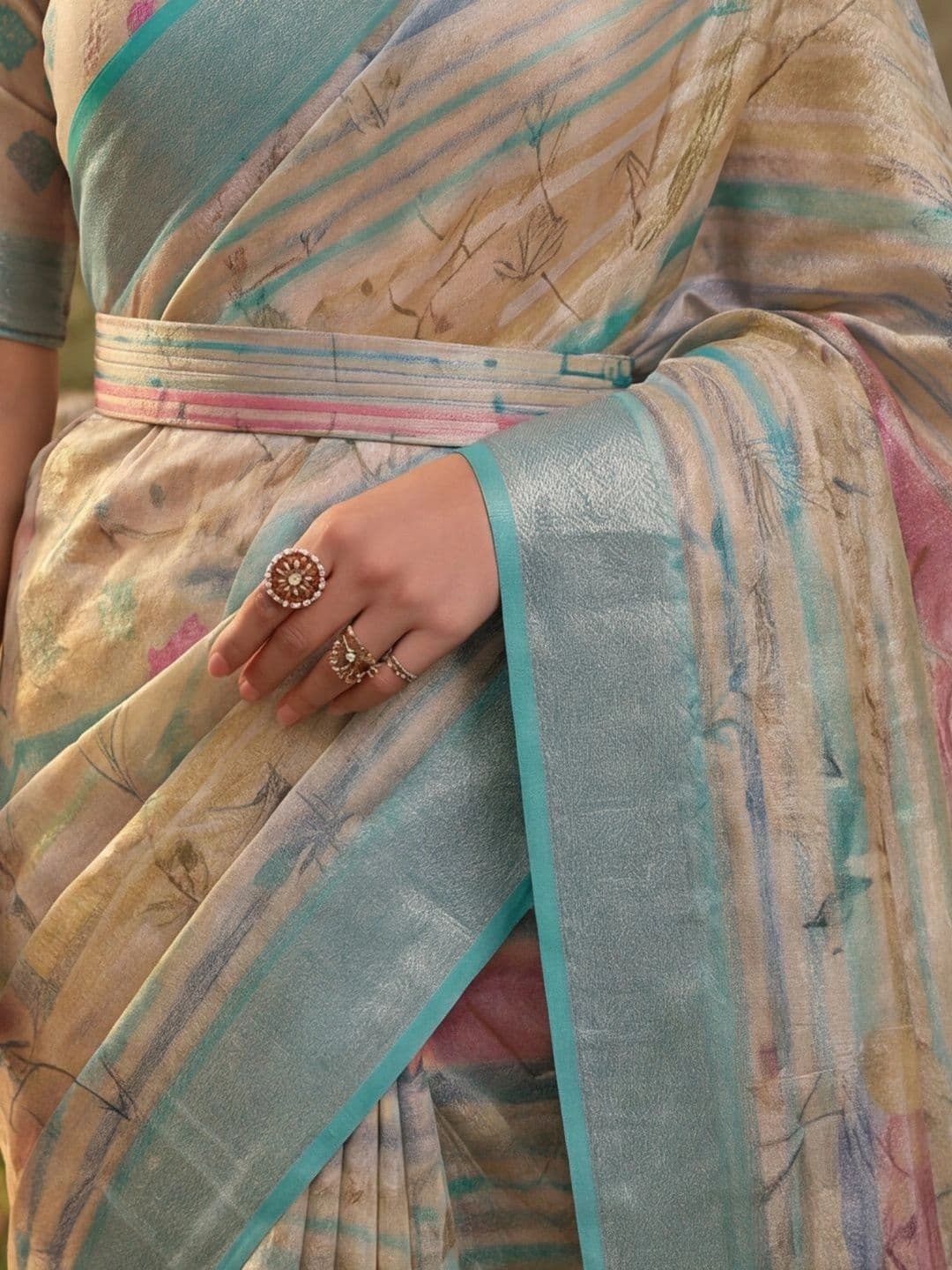 Mitera Women Floral Zari Silk Cotton Fusion Saree thumbnail 4