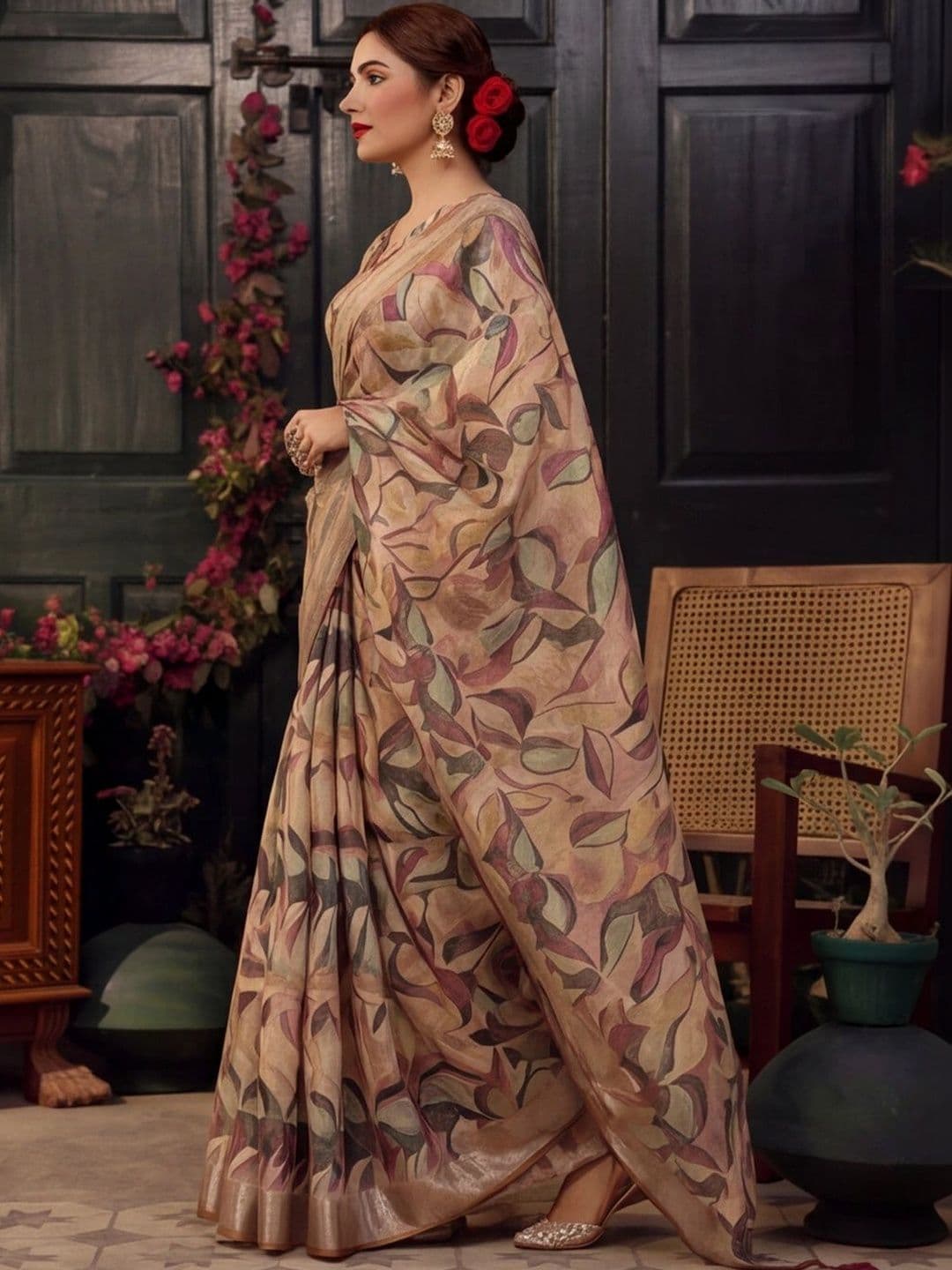 Mitera Women Floral Zari Silk Cotton Fusion Saree thumbnail 3