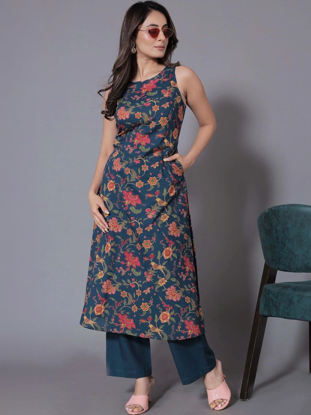 VidiRna Women Floral Printed Regular Kurta with Palazzos thumbnail 3