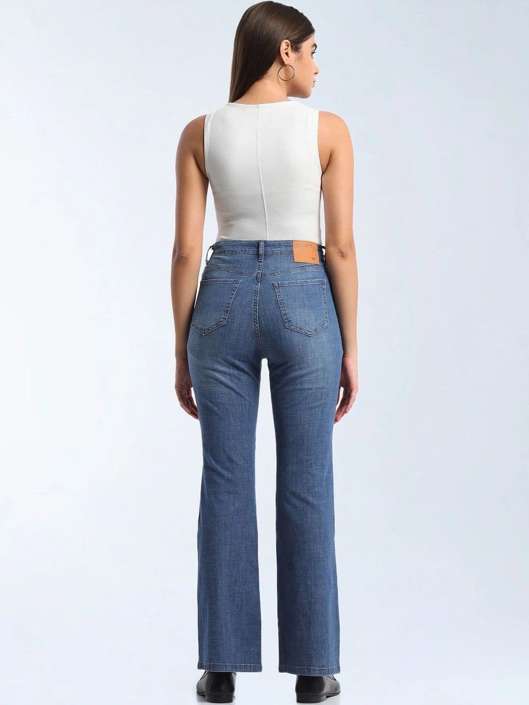 Flying Machine Women Bootcut High-Rise Light Fade Stretchable Jeans thumbnail 4