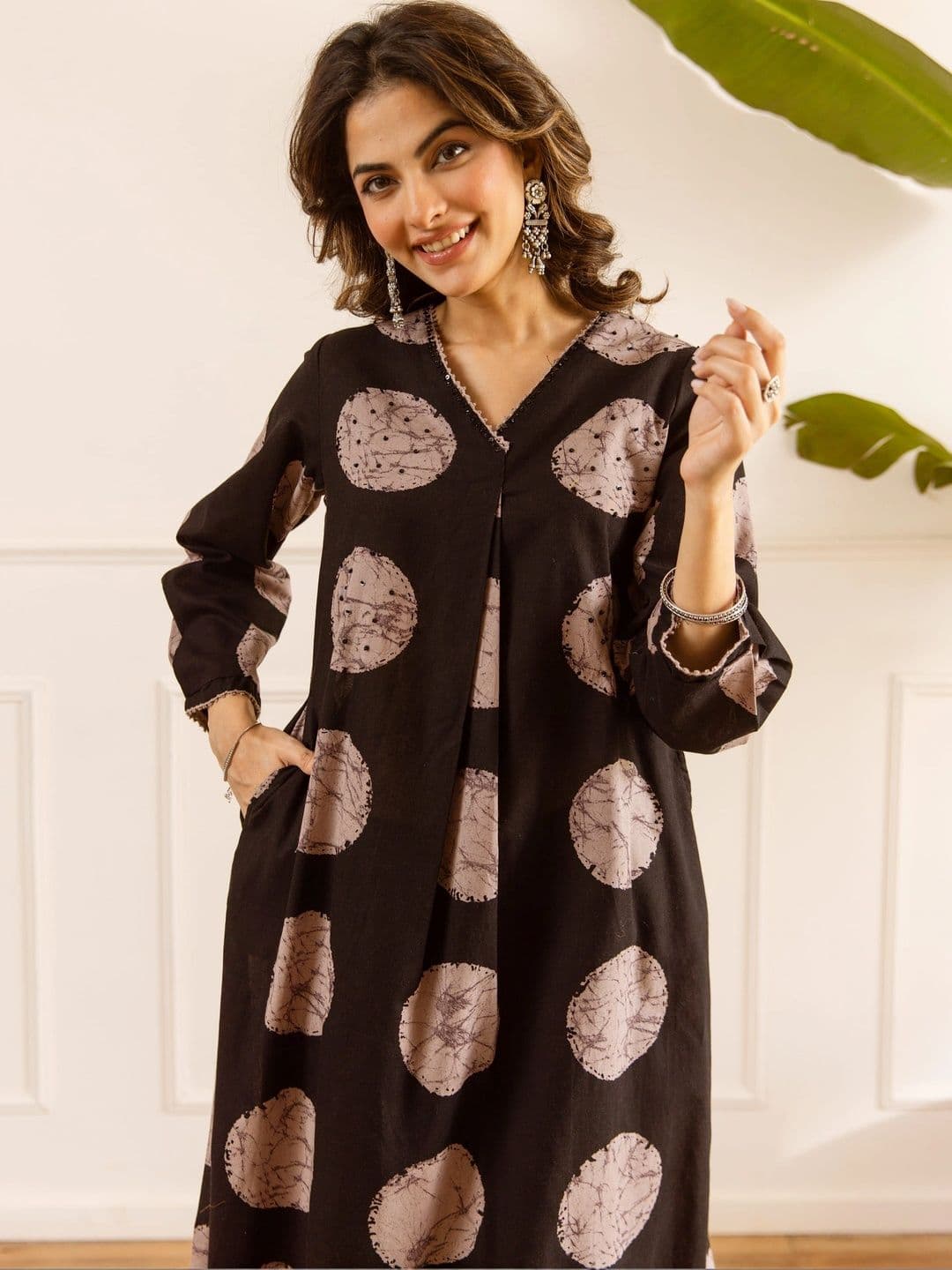Nehamta Women Printed Regular Kurta with Palazzos thumbnail 2