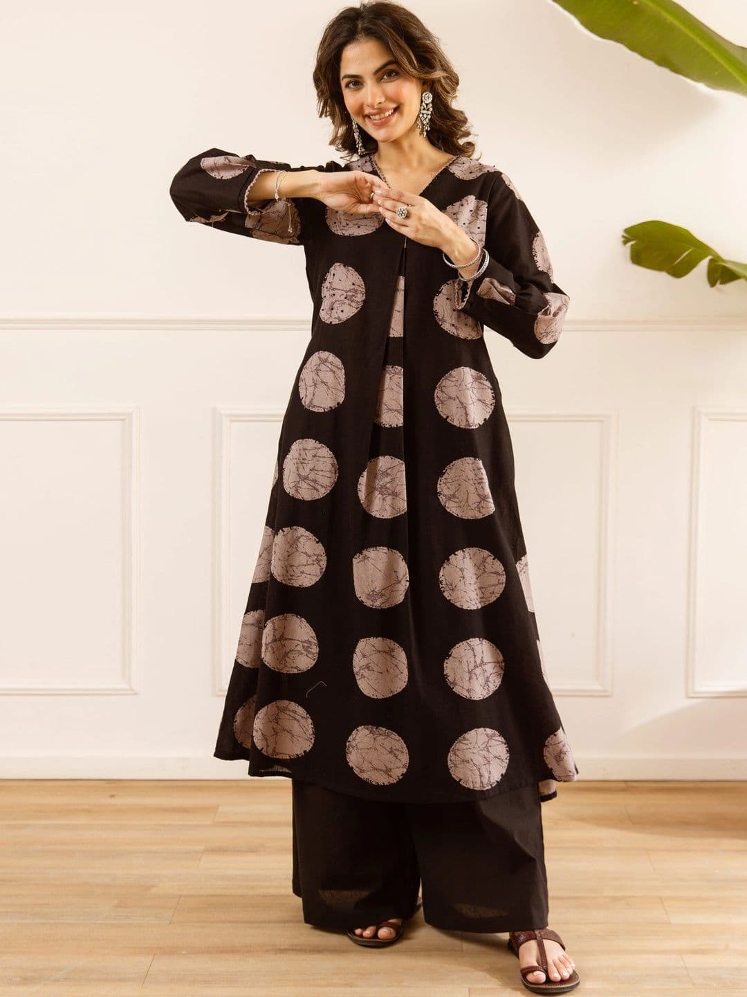 Nehamta Women Printed Regular Kurta with Palazzos thumbnail 4