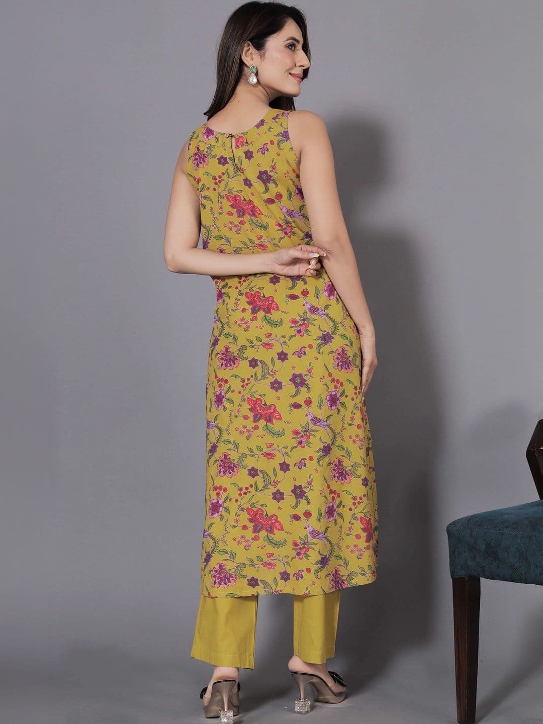 Charan Kanya Women Floral Printed Regular Kurta with Trousers thumbnail 4