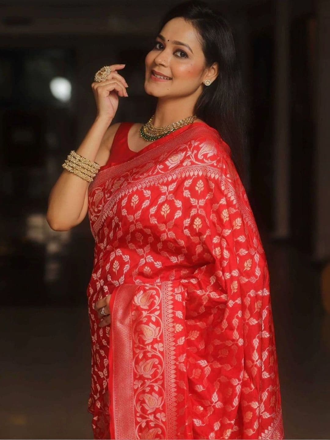 Milvia Ethnic Motifs Zari Silk Blend Designer Banarasi Saree thumbnail 4