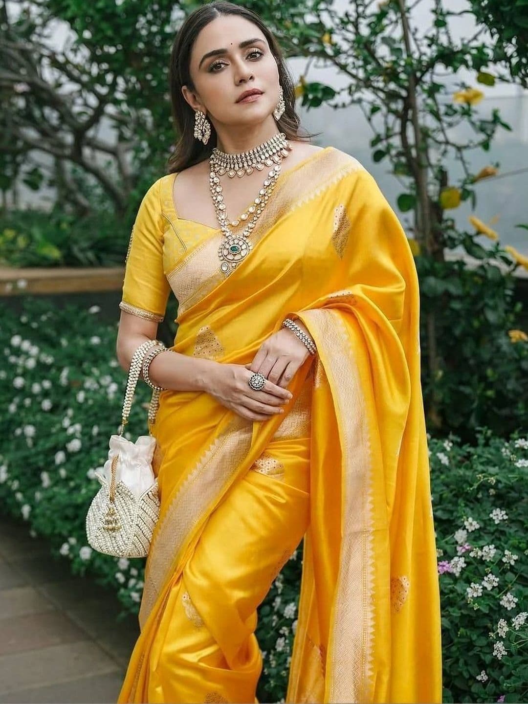 Milvia Ethnic Motifs Zari Silk Blend Designer Kanjeevaram Saree thumbnail 3
