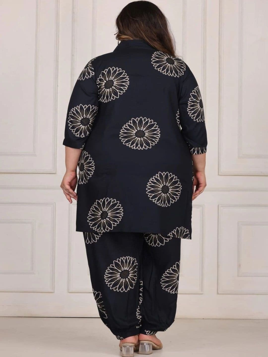 Sandhya's Plus Women Floral Printed Regular Kurta with Harem Pants thumbnail 2