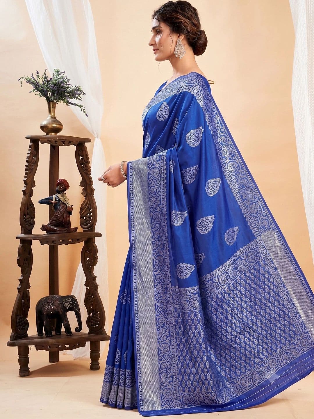Milvia Ethnic Motifs Zari Silk Blend Designer Kanjeevaram Saree thumbnail 2