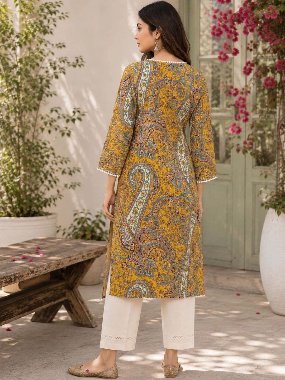 Hunaiza Women Paisley Printed Kurta thumbnail 3