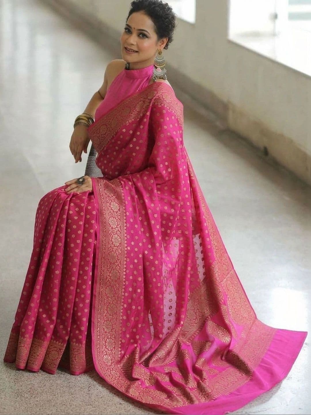 Milvia Ethnic Motifs Zari Silk Blend Designer Kanjeevaram Saree thumbnail 4