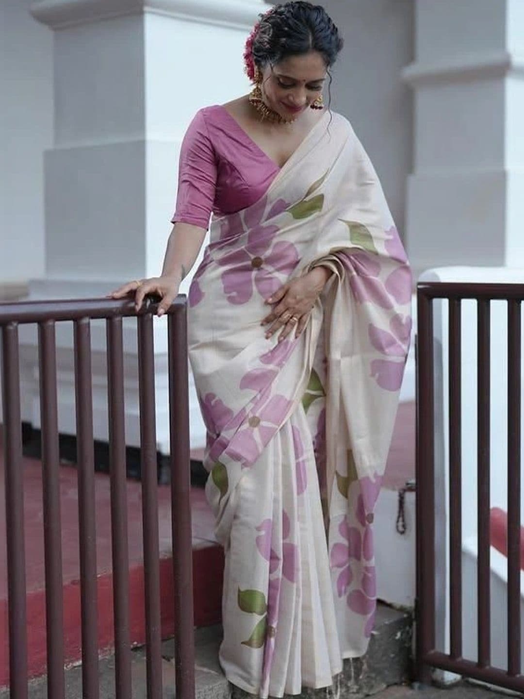 vidhyarani Women Floral Printed Saree with Blouse Piece thumbnail 4